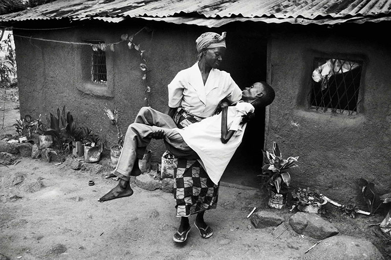 ⬆︎ Dorika Gabriel e suo figlio Joseph, Mwanza, Tanzania, Luglio 1997 