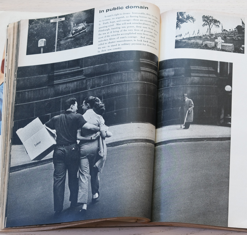 ⬆︎ una coppia attraversa una strada di Pittsburgh (senza didascalia, 1956-1957) 