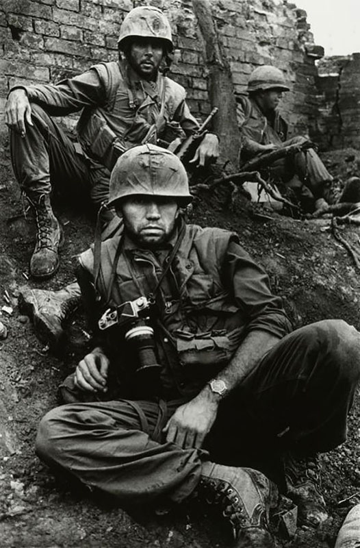 ⬆︎ Don McCullin durante la guerra del Vietnam nel 1968 fotografato da Nick Wheeler