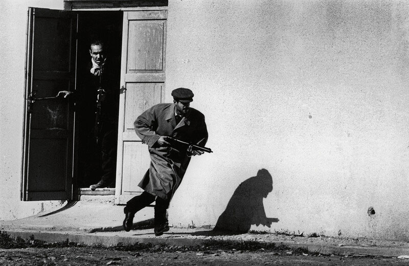 ⬆︎ La milizia turca passa da una uscita laterale di un cinema, Limassol, Cipro, 1964