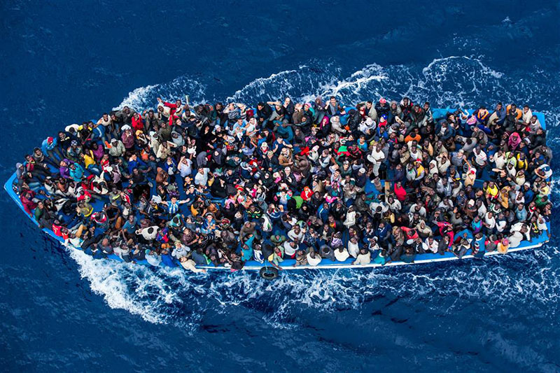⬆︎ Operazione Mare Nostrum, la Fregata Bergamini della Marina Militare salva un barcone di 500 migranti al largo della Libia. © Massimo Sestini*