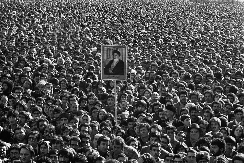 ⬆︎ Manifestazioni rivoluzionarie, Iran 1979. Foto di Abbas / Magnum