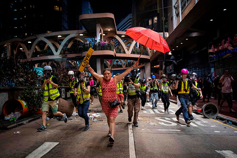 ⬆︎ Donna a Hong Kong, foto di Nicolas Asfouri / AFP / Getty Images
