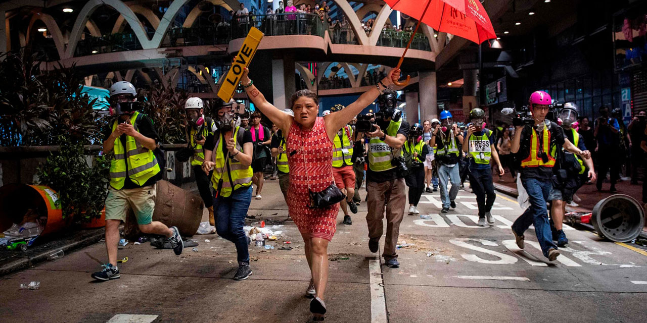 Donna a Hong Kong, foto di Nicolas Asfouri / AFP / Getty Images
