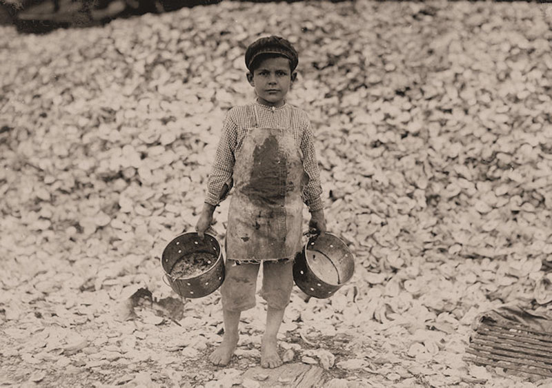 ⬆︎ Manuel, the young shrimp-picker, 1911, Foto di Lewis Hine