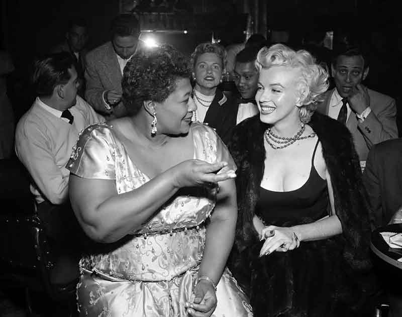 ⬆︎ Marilyn Monroe e Ella Fitzgerald parlano al Tiffany Club di Hollywood, Los Angeles, Usa. 19 novembre 1954. Archivio Bettmann / Corbis