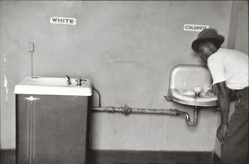 ⬆︎ Segregation fountain. North Carolina, Usa, 1950. Foto di Elliot Erwitt / Magnum