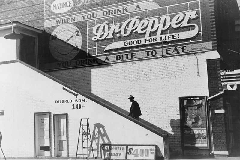 ⬆︎ Negro going in colored entrance of movie house on Saturday afternoon, Belzoni, Mississippi, Usa. Ottobre 1939. Foto di Marion Wolcott