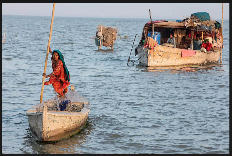 ⬆︎ Lago Manchar, Pakistan. Foto di: Sarah Caron