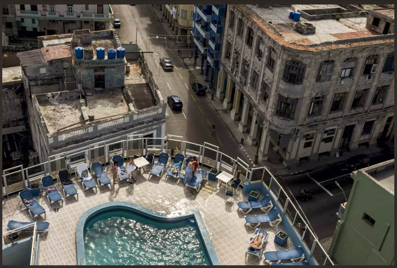 ⬆︎ Piscina di un albergo in centro a L&rsquo;Avana e taniche d&rsquo;acqua sui tetti delle case. Foto di: Sanne Derks
