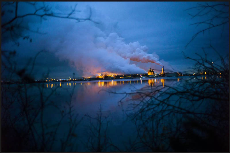 ⬆︎ Impianti petrolchimici in prossimità di Fort McMurray. Foto di: Ian Willms